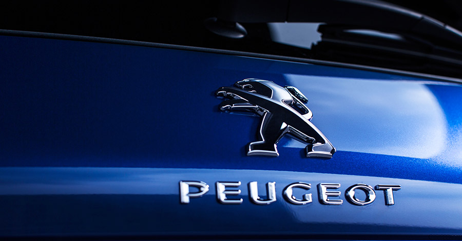 Peugeot felirat és oroszlános logo egy autó hátulján